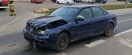 Na zdjęciu po kolizji uszkodzone Audi A4 