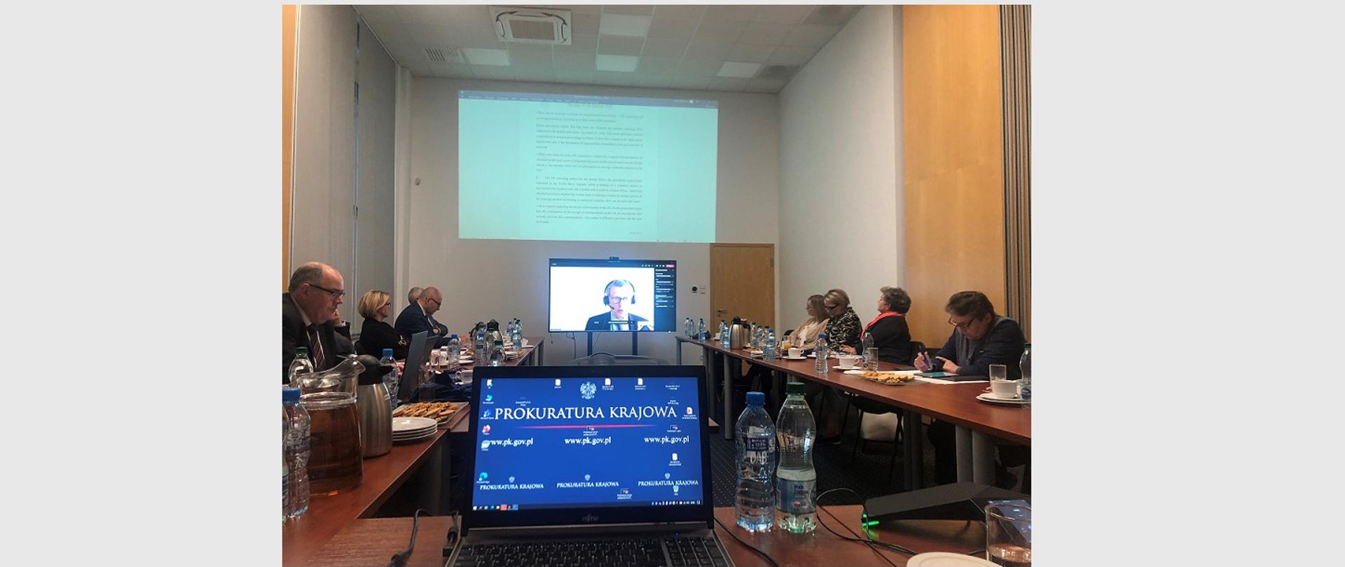 11. Spotkanie Krajowe Punktów Kontaktowych Europejskiej Sieci Sądowej (EJN) w Polsce - goście przy stole konferencyjnym