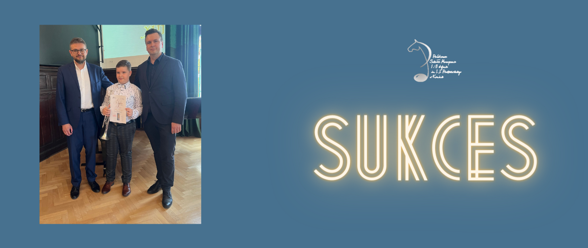 Laureat wraz z akomapaniatorem i nauczycielem stoi z instrumentem i dyplomem, zdjęcie wklejone w baner sukces.