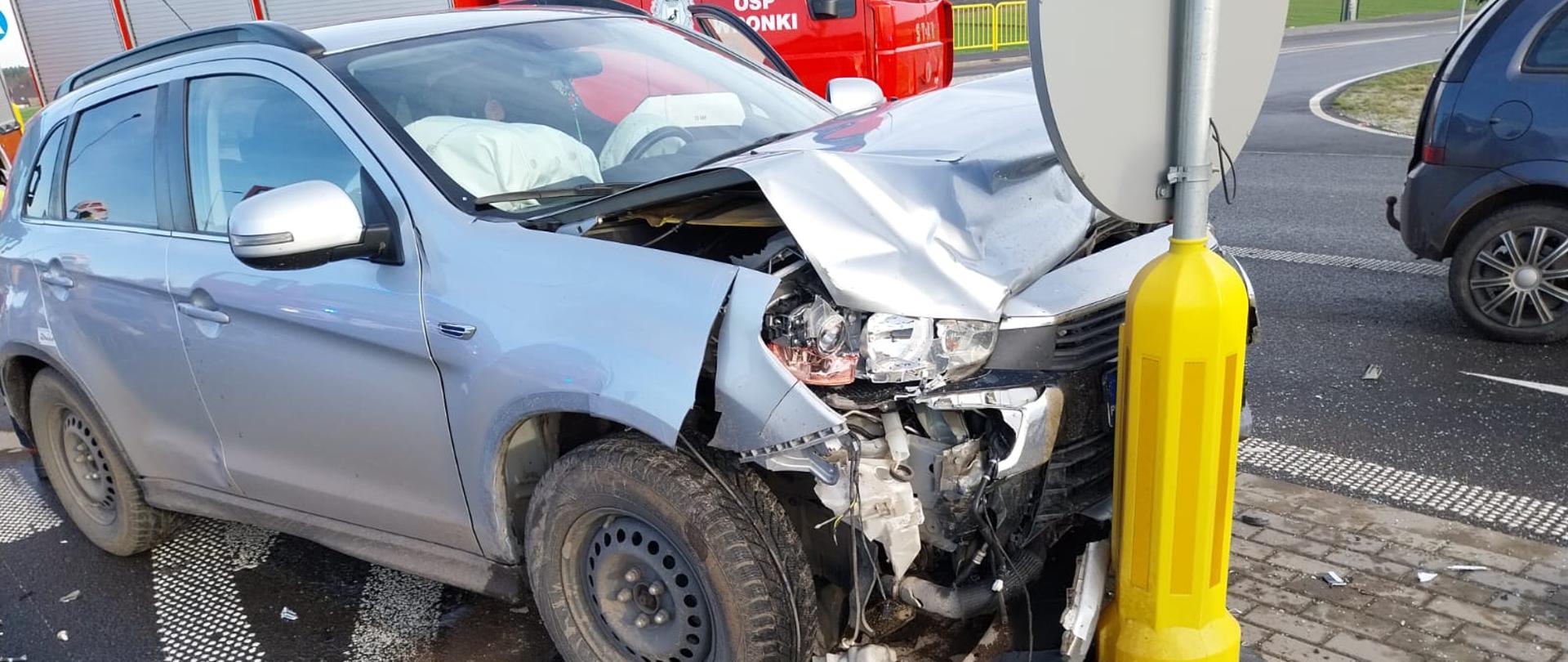 Samochód uderzył przodem w znak na wysepce, uszkodzony przód