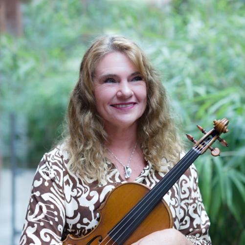 Skrzypaczka, pedagog. Jest absolwentką Akademii Muzycznej im. Karola Szymanowskiego w Katowicach, którą ukończyła z wyróżnieniem w klasie skrzypiec prof. Stanisława Lewandowskiego i adta Aurelego Błaszczoka w 1988 roku. Studiowała również w Sweelinck Conservatorium w Amsterdamie w klasie prof. Istvana Parkanyi’a (studium podyplomowe). Brała udział w kursach mistrzowskich prowadzonych m.in. przez prof. Michaela Frischenschlagera (Austria), Wolfganga Marschnera (Niemcy), Roberta Mastersa (Anglia) i Kaję Danczowską (Polska).