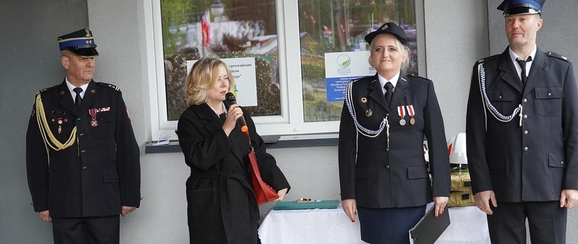 Na zdjęciu widać kobiety i mężczyzn