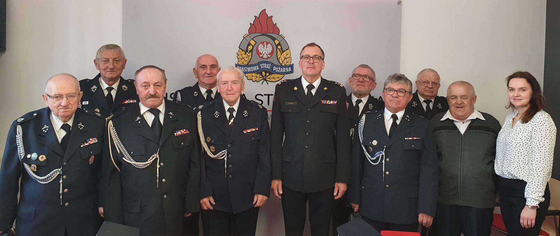 Na zdjęciu Komendant Powiatowy PSP oraz strażacy OSP.
