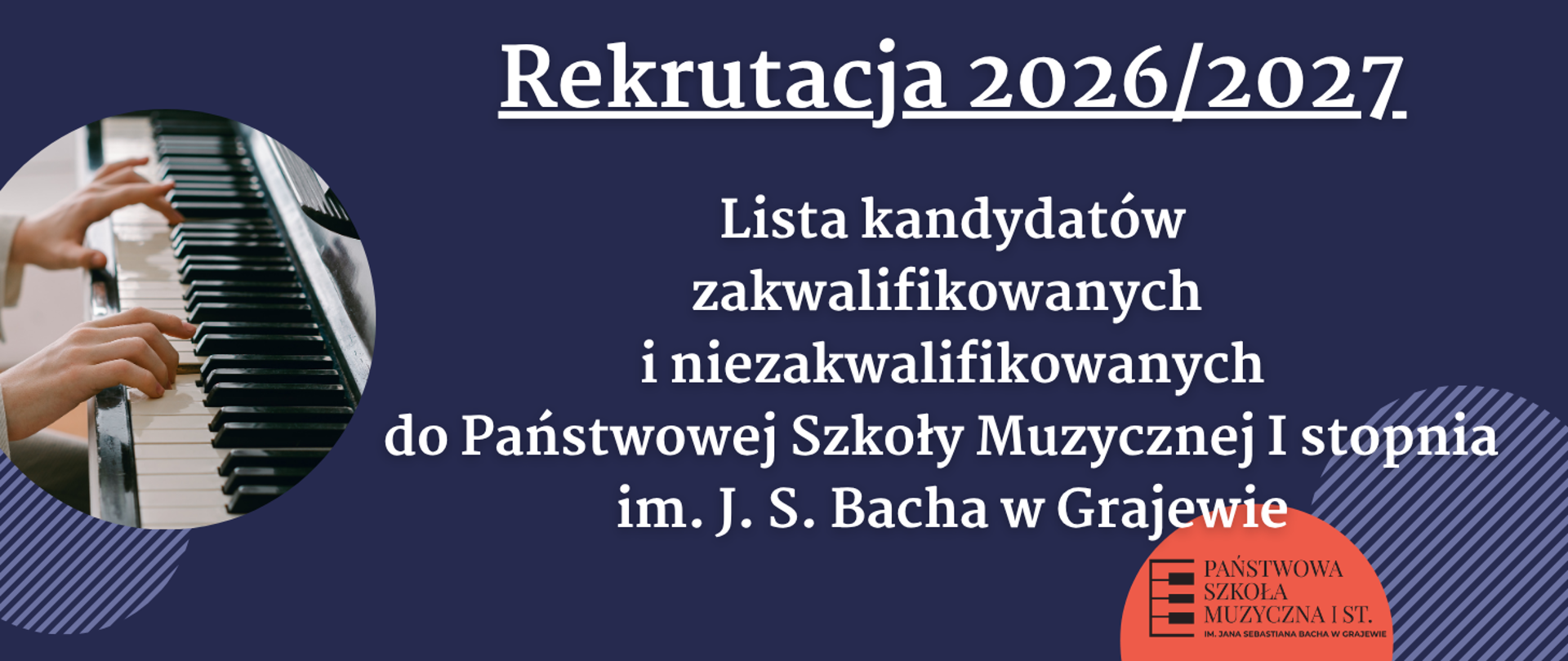 Grafika na ciemnoniebieskim tle z białymi napisami. Na górze podkreślony nagłówek: „Rekrutacja 2026/2027”. Poniżej tekst: „Lista kandydatów zakwalifikowanych i niezakwalifikowanych do Państwowej Szkoły Muzycznej I stopnia im. J. S. Bacha w Grajewie”. Po lewej stronie znajduje się okrągłe zdjęcie przedstawiające dłonie grające na pianinie. W prawym dolnym rogu widnieje pomarańczowe logo szkoły z grafiką klawiszy i pełną nazwą placówki.