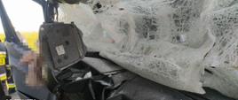 Wypadek na trasie Dłoń-Smolice. Droga krajowa nr 36 (94 kilometr). Ujęcie wnętrza zniszczonej kabiny mercedesa sprintera, który wbił się w naczepę ciągnika siodłowego. Bardzo mocno uszkodzona jest przednia szyba i kokpit.