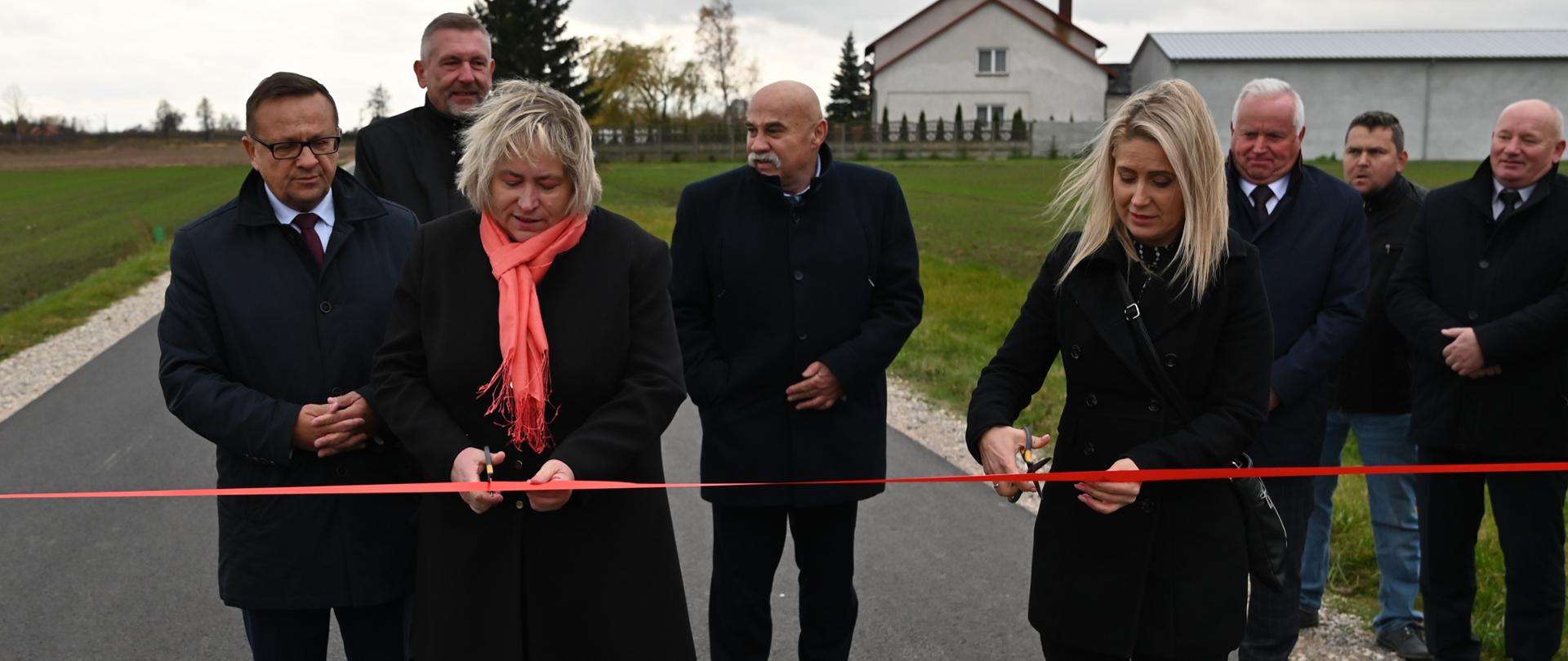 Oficjalne przecięcie symbolicznej wstęgi 