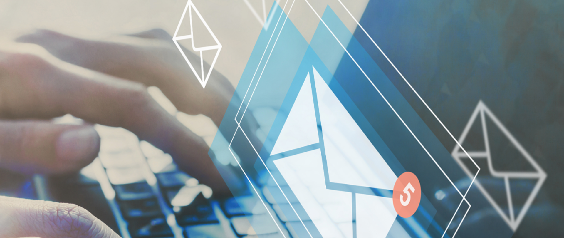 Grafika przedstawia Zdjęcie monitora komputerowego z widoczną grafiką przedstawiającą dłonie piszące na klawiaturze oraz ikonę koperty symbolizującej pocztę elektroniczną