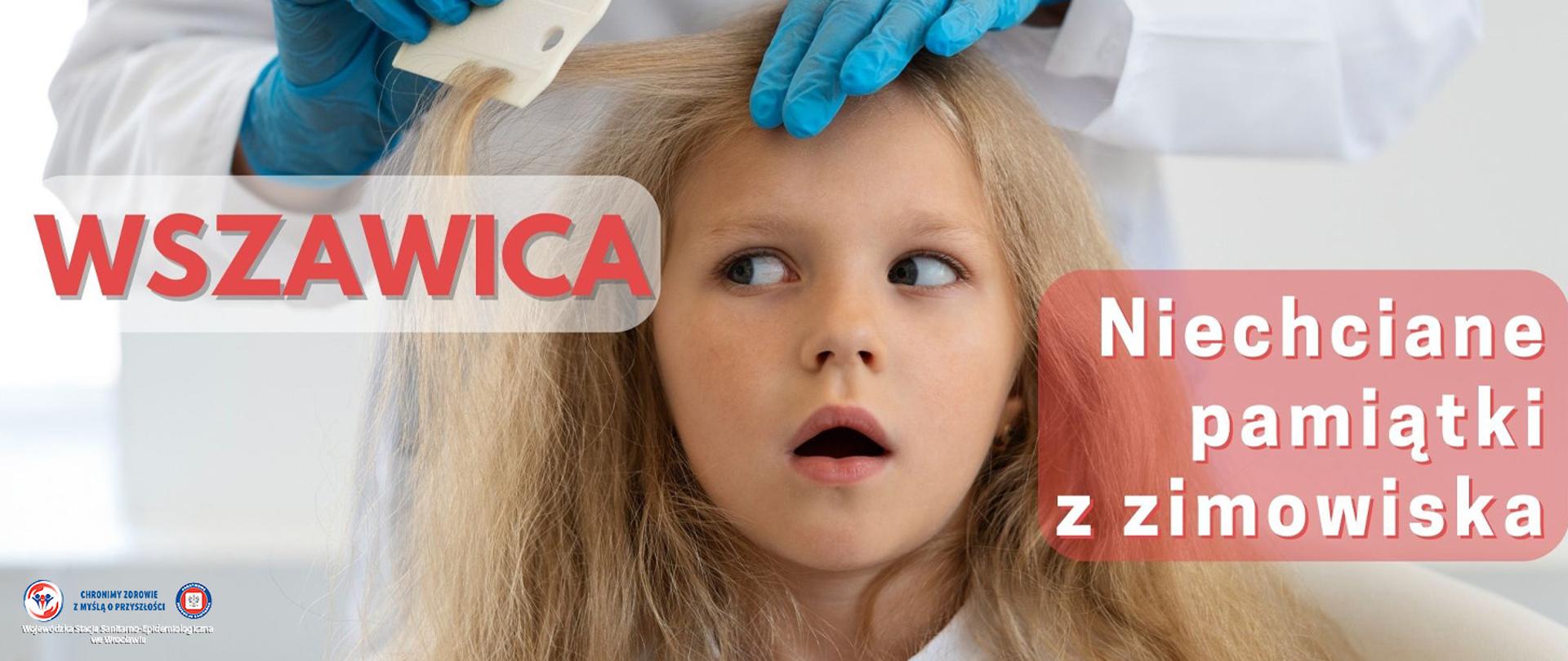 Dziewczynka ze zdziwioną miną siedzi podczas kiedy dorosła osoba przeczesuje jej włosy