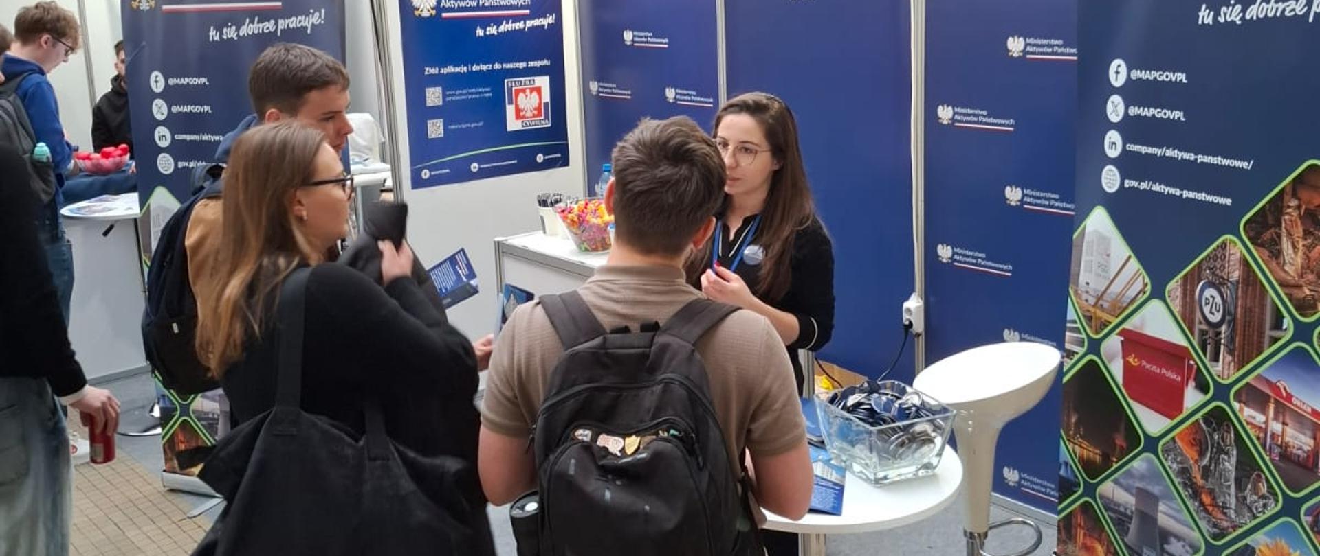 Studenci i absolwenci przy stoisku Ministerstwa Aktywów Państwowych. 
