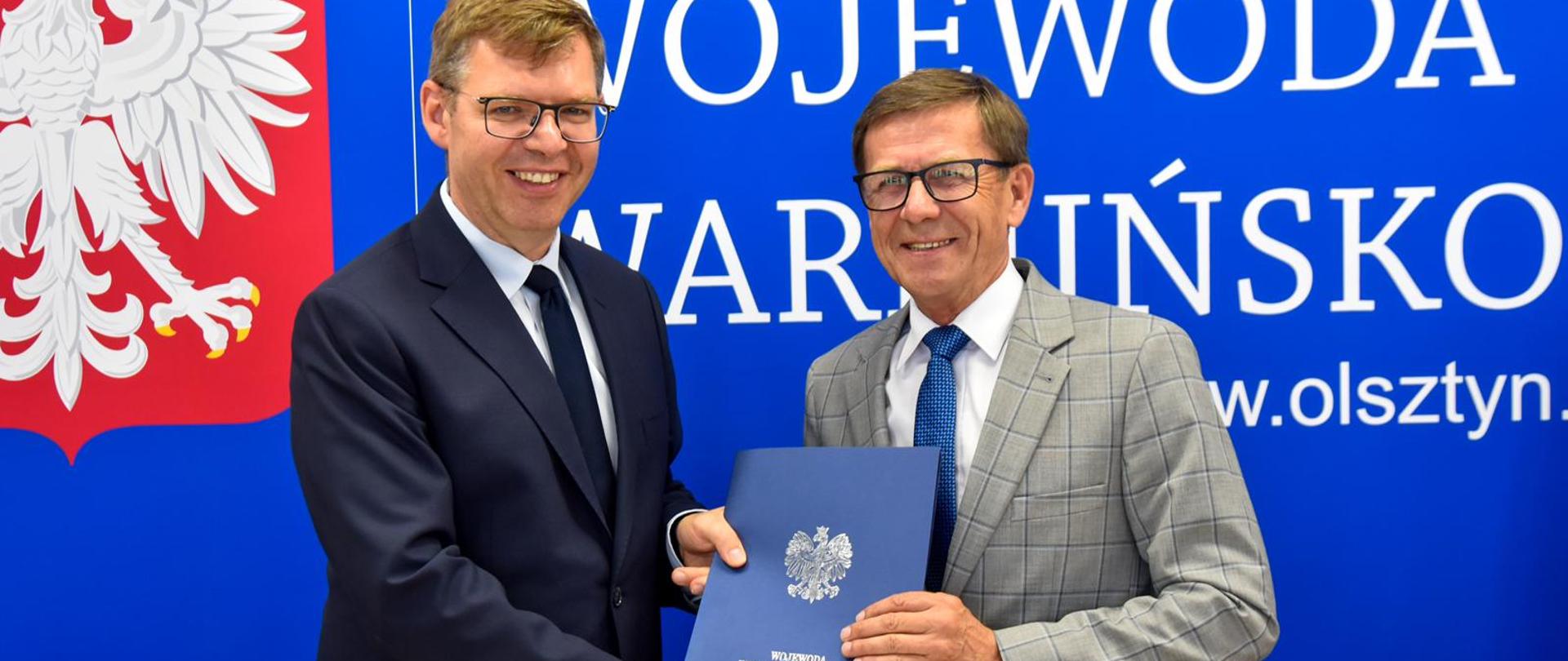 Wojewoda ze Starostą trzyma w rekach umowy 