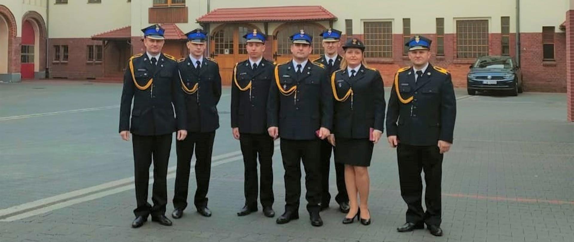 Na zdjęciu strażacy przed uroczystością wręczenia odznaczeń