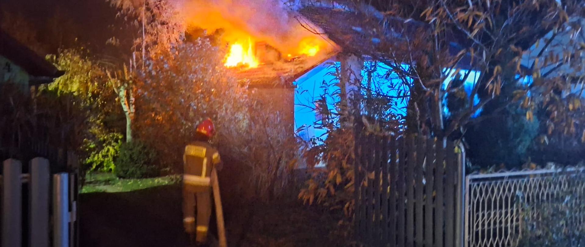 Pożar obiektu mieszkalnego strażacy prowadzą działania