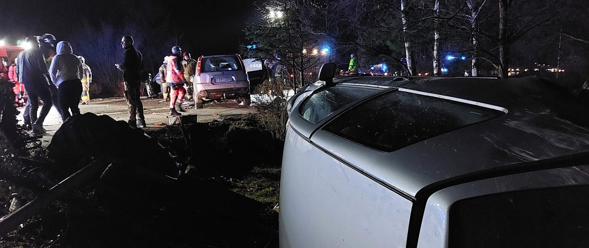 Zdjęcie przedstawia pojazdy uczestniczące w wypadku.