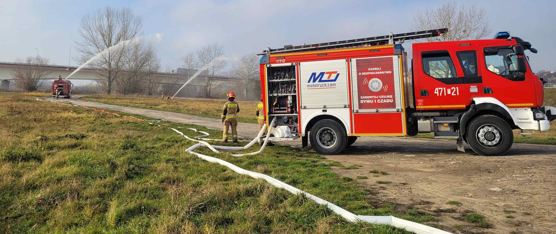 Ćwiczenia sandomierskich strażaków z dostarczania wody na duże odległości