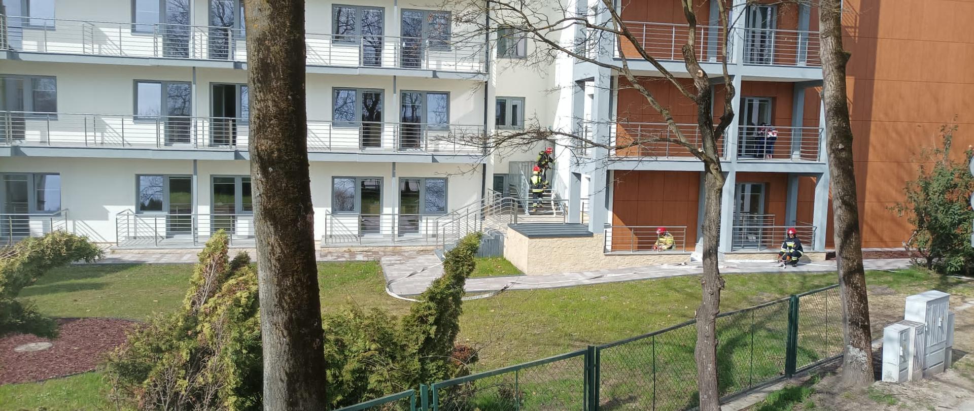 Rozwinięcie strażaków PSP po budynku szpitala. 