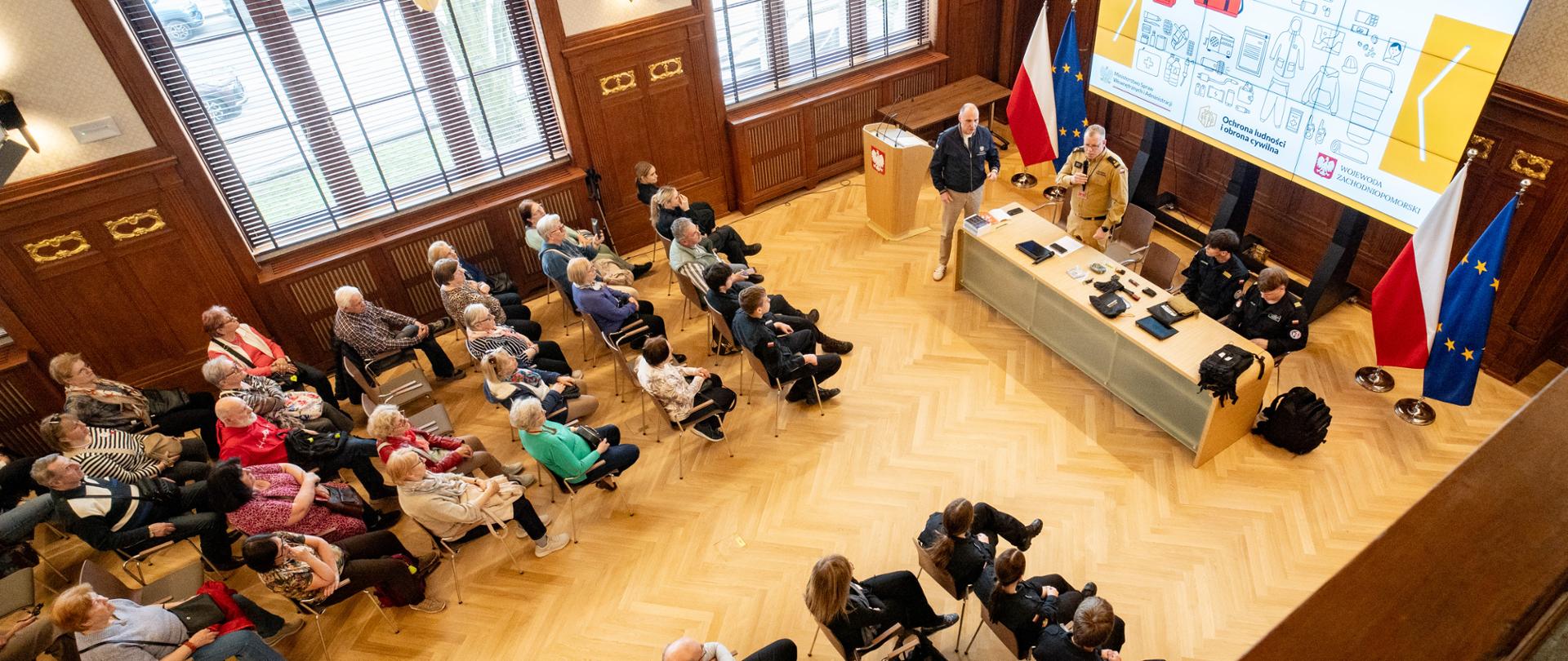 widok z góry na Salę Rycerską na uczestników lekcji obywatelskiej