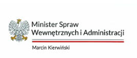 Funkcjonariuszki i Funkcjonariusze PSP,
Druhny i Druhowie OSP,
Pracownicy Cywilni PSP
Szanowni Państwo,
Święta Bożego Narodzenia to szczególny czas, kiedy nasze myśli są pełne radości i spokoju. Jest to bardzo dobra okazja, by docenić Państwa trud i zaangażowanie
w pomoc mieszkańcom. Polki i Polacy doceniają tę postawę, dlatego od lat strażacy cieszą się niezwykle wysokim zaufaniem społecznym. Każdego dnia funkcjonariuszki i funkcjonariusze Państwowej Straży Pożarnej, druhny i druhowie Ochotniczych Straży Pożarnych oraz pracownicy cywilni PSP podejmują swoje służbowe obowiązki. Często muszą reagować w ułamku sekundy, co może decydować o życiu, zdrowiu lub mieniu człowieka. Dziękuję za Waszą odwagę i poświęcenie, które przyczyniają się do bezpieczeństwa naszych obywateli. PSP i OSP stanowią fundament systemu ochrony ludności i obrony cywilnej, który wspólnie budujemy. Wasza wiedza i umiejętności są bezcennym kapitałem,
z którego chcemy i będziemy korzystać. Jako szefowi MSWiA szczególnie zależy mi, by służby podległe resortowi dysponowały najnowszymi rozwiązaniami technologicznymi. Dlatego w ramach nowego programu modernizacji na lata 2026-2029 przeznaczymy 2,4 miliarda złotych na rozwój Państwowej Straży Pożarnej. Środki te zostaną wykorzystane na budowę nowych strażnic, zakup nowoczesnych wozów ratowniczo-gaśniczych oraz modernizację infrastruktury teleinformatycznej. Chcemy też rozwijać stanowiska kierowania systemami łączności oraz zapewnić nowe etaty. Jestem przekonany, że te inwestycje przyczynią się do dalszego wzmocnienia efektywności działań naszych strażaków.
Życzę wszystkim funkcjonariuszkom, funkcjonariuszom PSP, druhnom i druhom OSP oraz pracownikom cywilnym PSP zdrowia, szczęścia, spełnienia wszystkich marzeń oraz pomyślności w 2026 roku. Niech będzie to dla Was czas spędzony w gronie najbliższych. Natomiast wszystkim, którzy w tych dniach będą wykonywali swoje zadania, życzę spokojnej służby. Z wyrazami szacunku Marcin Kierwiński Minister Spraw Wewnętrznych i Administracji