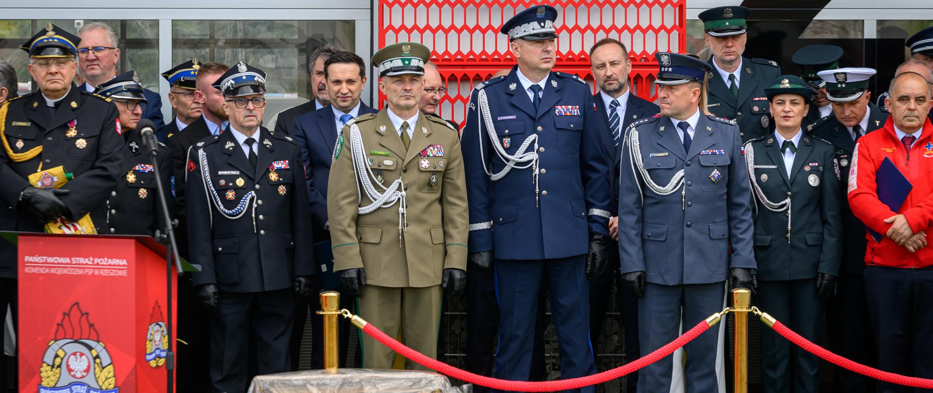Uczestnicy wydarzenia, w tym podkarpackiej KAS stoją obok siebie