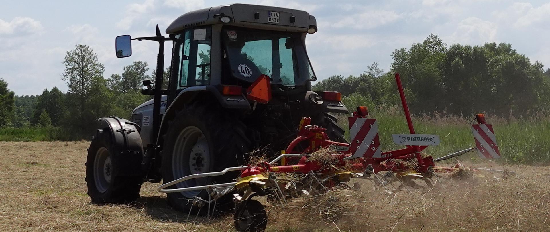 Przetrząsanie siana w ZSCKR w Potoczku.