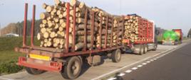 Zatrzymany do kontroli samochód ciężarowy z przyczepą przewoził kłody drewna.