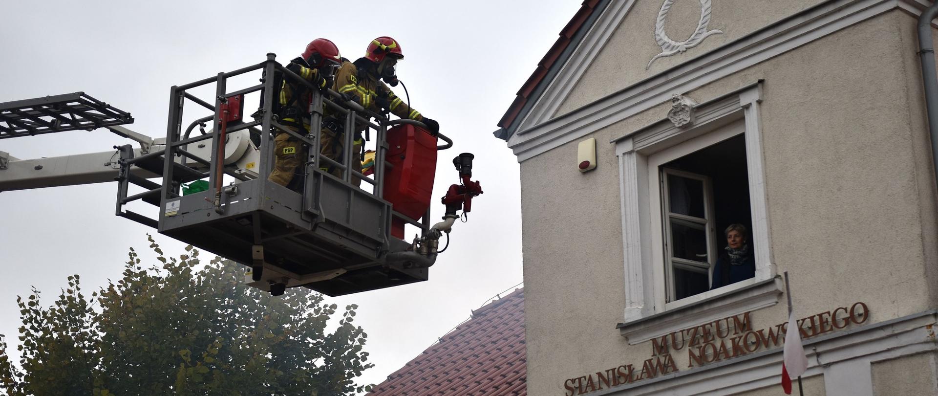 strażacy biorący udział w ćwiczeniach
