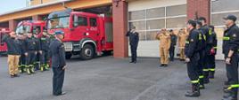 Uroczysta zbiórka strażaków