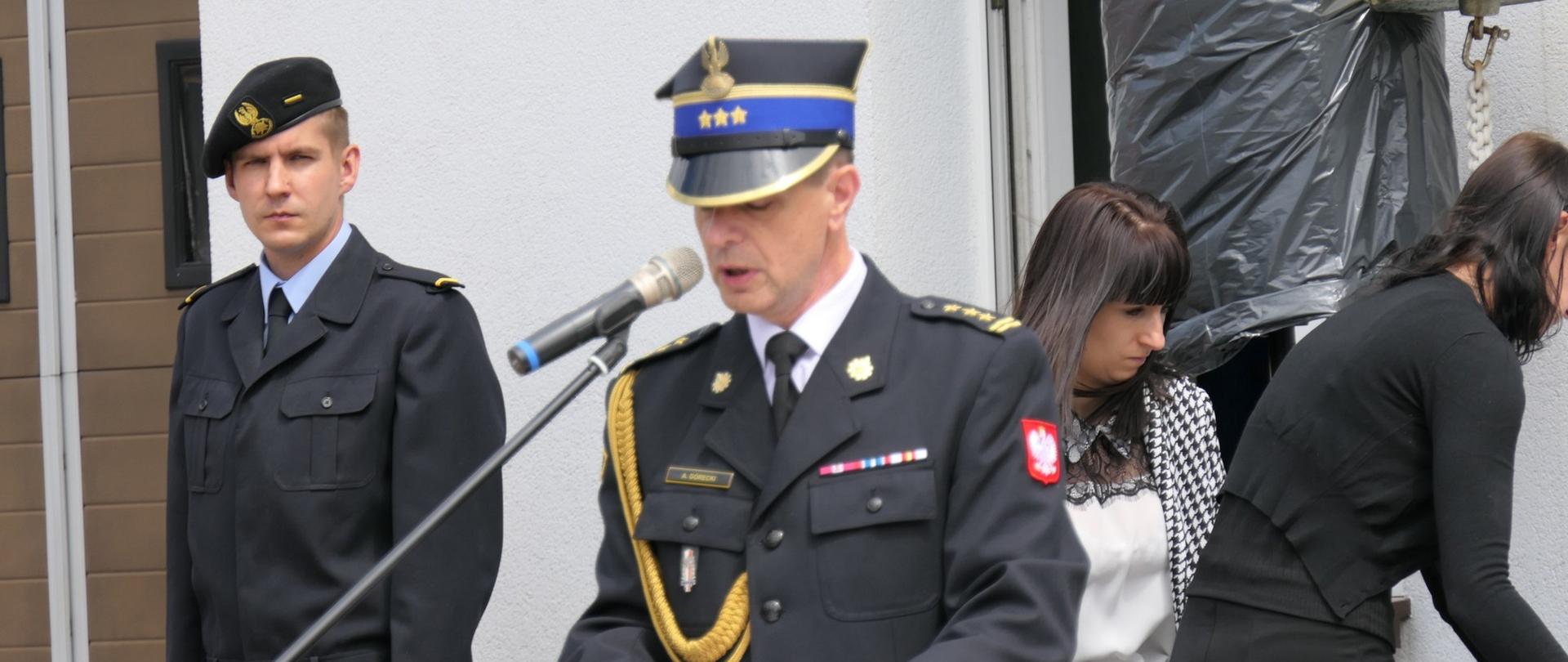 Zdjęcie przedstawia przemawiającego z okazji Powiatowych Obchodów Dnia Strażaka Komendanta Powiatowy Państwowego Straży Pożarnej w Brodnicy st. bryg. Andrzeja Góreckiego. W tle pracownicy Komendy.