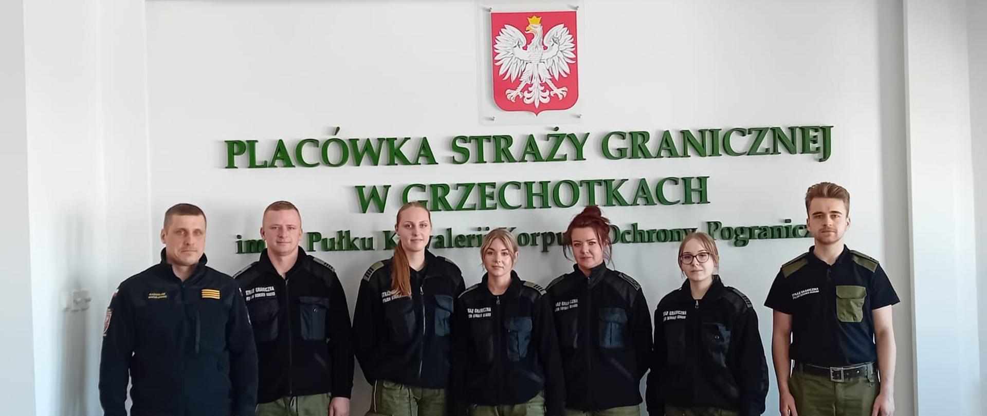 Na zdjęciu siedmiu funkcjonariuszy. Z lewej strażak i sześciu funkcjonariuszy straży granicznej. Na dole zdjęcia leży manekin. Szkolenie.