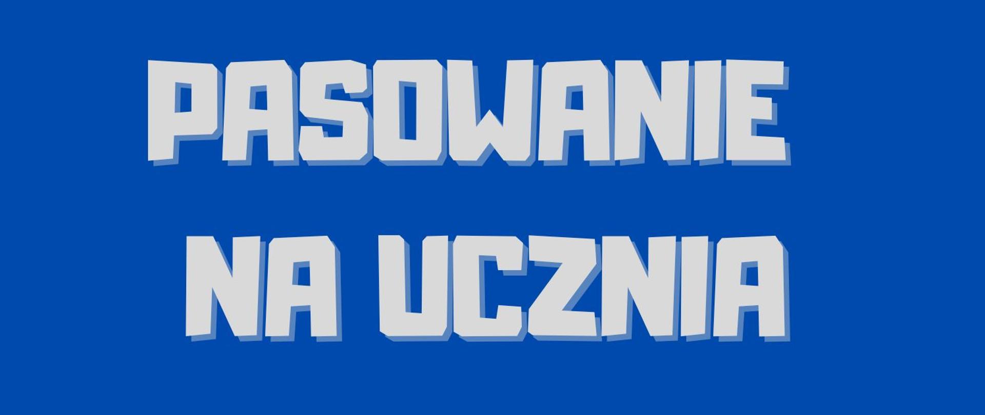 w dolnej części błękitny napis na granatowym tle: "PASOWANIE NA UCZNIA 27 PAŹDZIERNIKA 2025 | GODZ. 17:00 SALA KONCERTOWA PSM", powyżej na jasnoniebieskim tle grafiki przedstawiające kolorowe nuty, klucze wiolinowe i basowe, wiolonczelę, trąbkę, pulpit z nutami oraz werbel z pałeczkami,