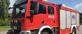 Na zdjęciu widoczny samochód pożarniczy w kolorze czerwonym gaśniczy ze zbiornikiem na wodę o pojemności 5000 litrów i środkiem pianotwórczym o pojemności 500 l. Samochód wyposażony w autopompę pożarnicza o wydajności 3200 litrów na minutę. Samochód wyposażony jest również w armaturę wodno-pianową, kamerę termowizyjną i sprzęt hydrauliczny do działań przy wypadkach komunikacyjnych.