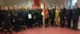 Odejście na zaopatrzenie emerytalne st. ogn. Piotra Korczyńskiego - strażacy ubrani w mundury wyjściowe koloru granatowego ze sznurem.