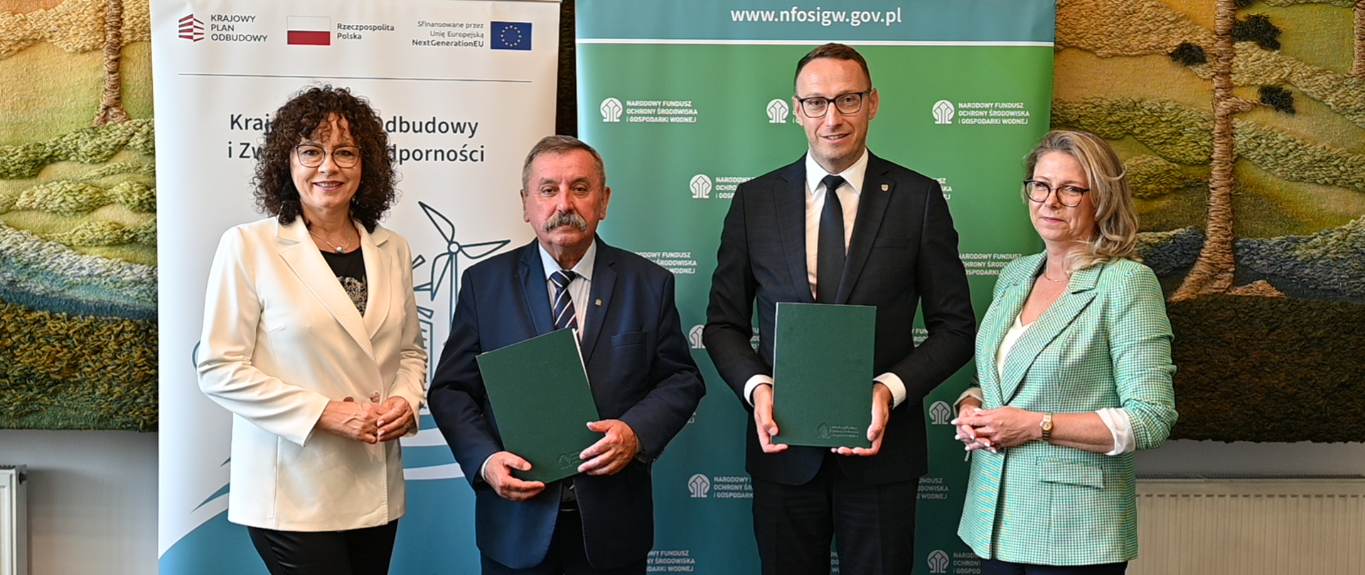 Podpisanie umowy w siedzibie NFOŚiGW. Na zdjęciu od lewej posłanka Elżbieta Burkiewicz, zastępca prezesa zarządu NFOŚiGW Józef Matysiak, prezydent Tarnobrzega Łukasz Nowak, dyrektor Departamentu Efektywności Energtycznej Katarzyna Jastrzemska.