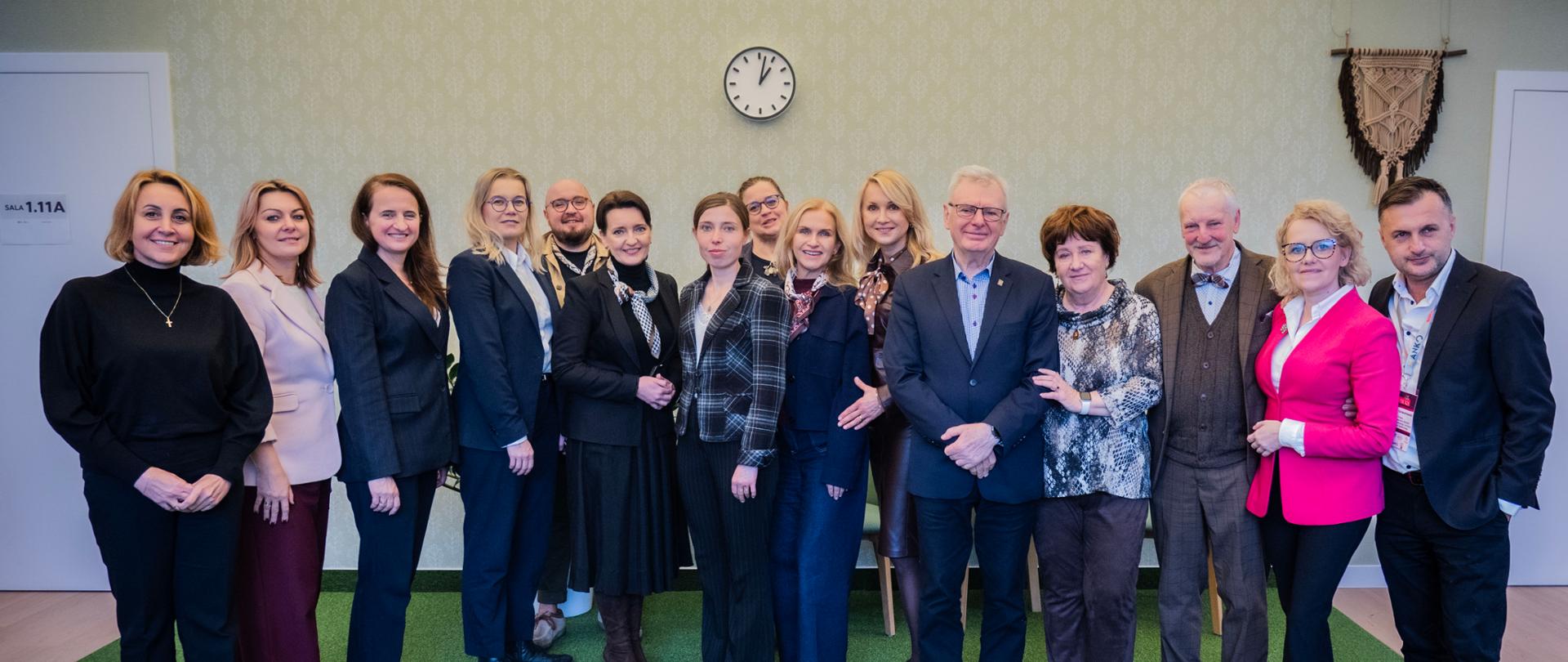 IX Posiedzenie Rady ds. Polityki Senioralnej w Centrum Aktywności Międzypokoleniowej - zdjęcie zbiorowe 