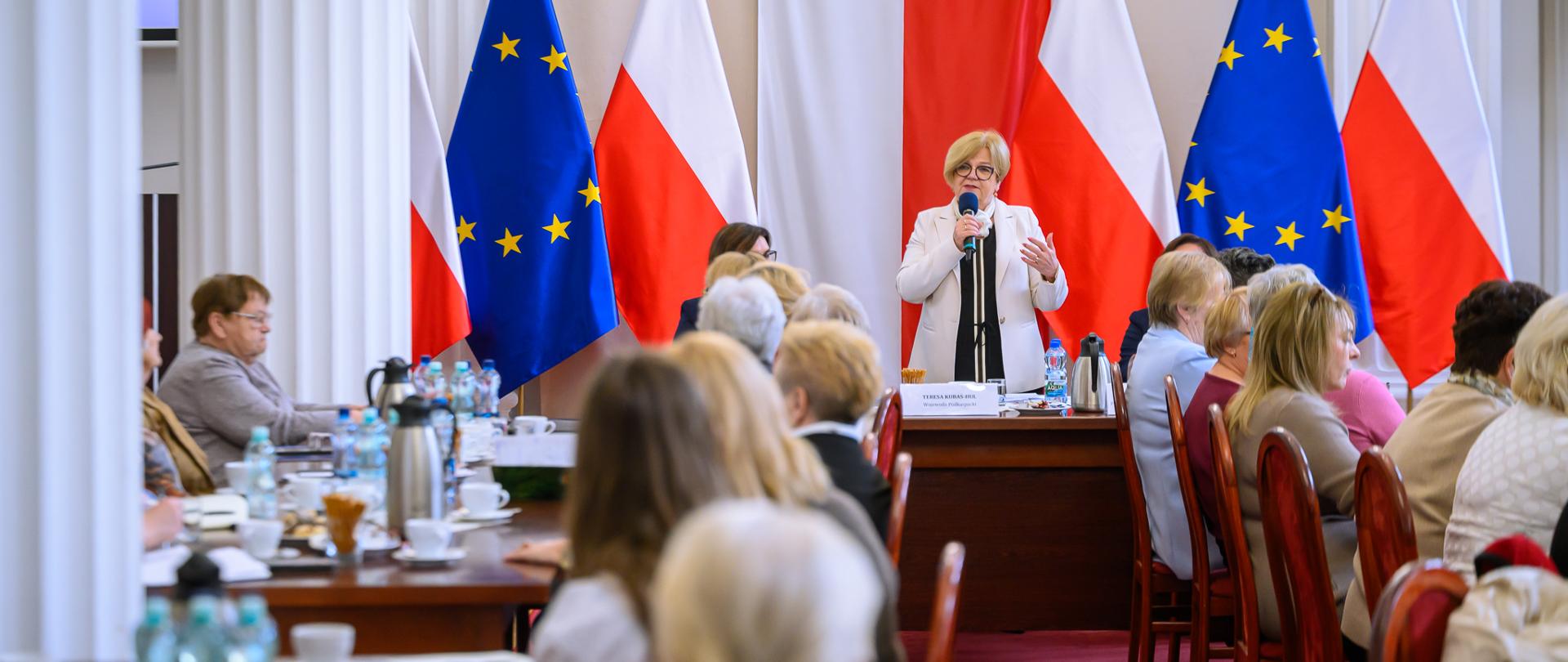 Zdjęcie przedstawia uczestników spotkania z seniorami