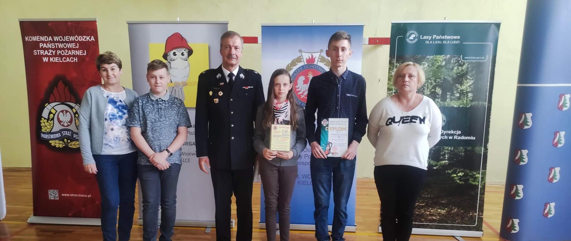 Zdjęcie pamiątkowe uczestników turnieju wraz opiekunami