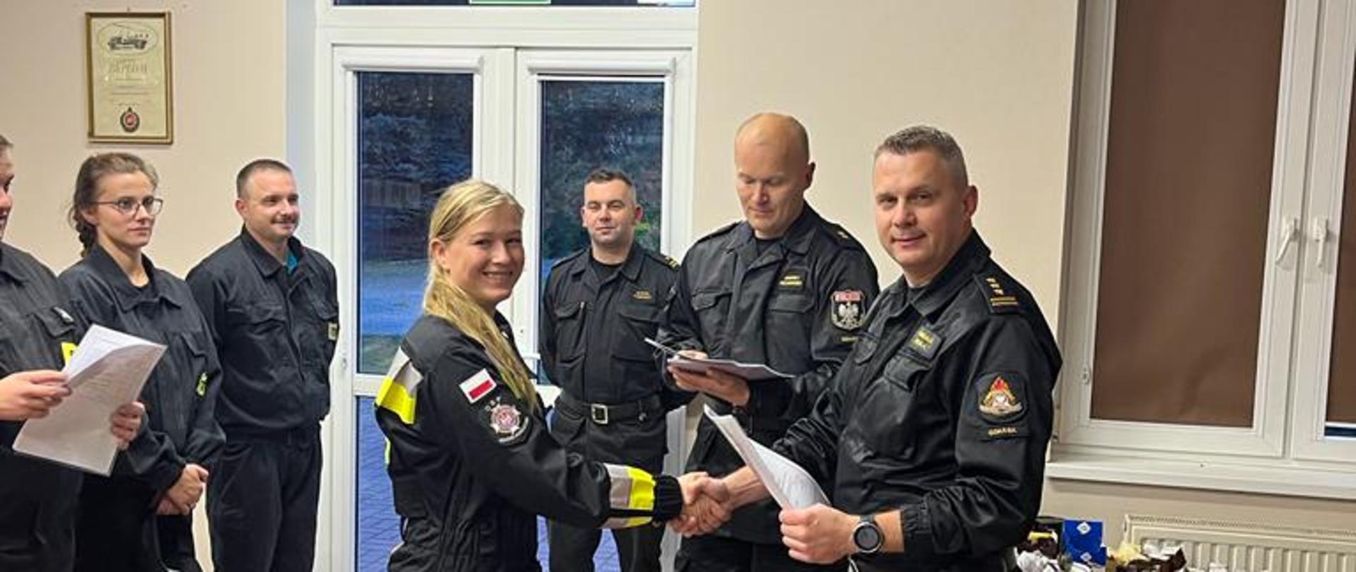 Komendant Miejski PSP w Gdańsku wręcza zaświadczenie o ukończeniu szkolenia podstawowego w świetlicy OSP