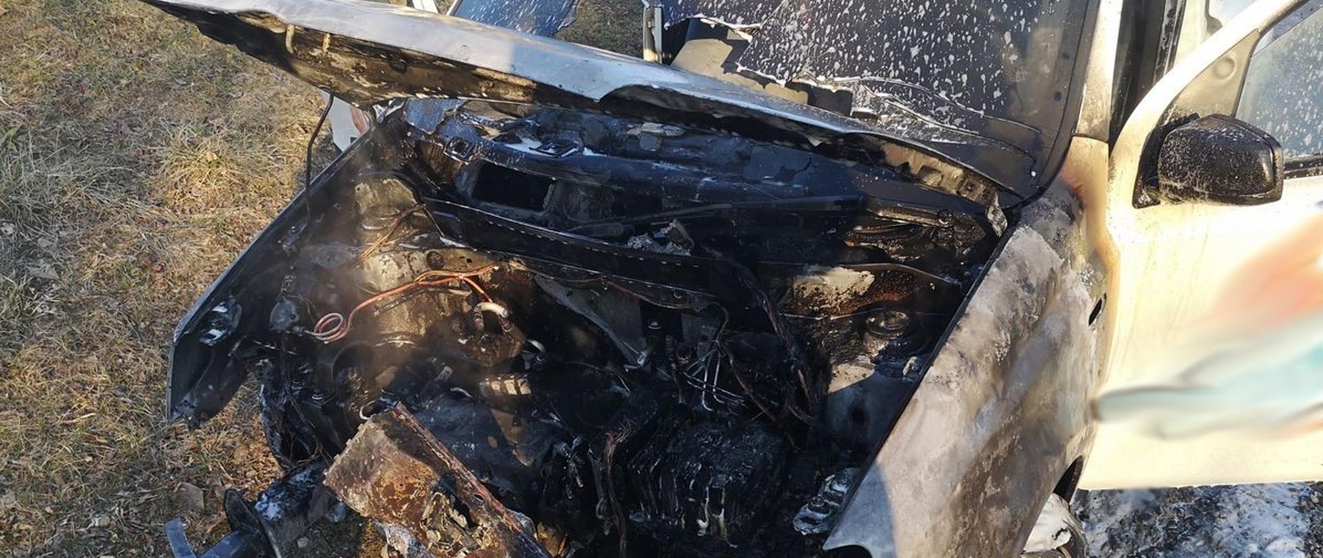 Widok komory silnika spalonego samochodu marki Fiat Panda.