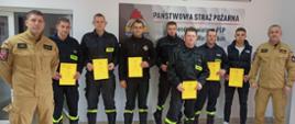 Wspólne zdjęcie z otrzymanymi zaświadczeniami o ukończeniu szkolenia OSP