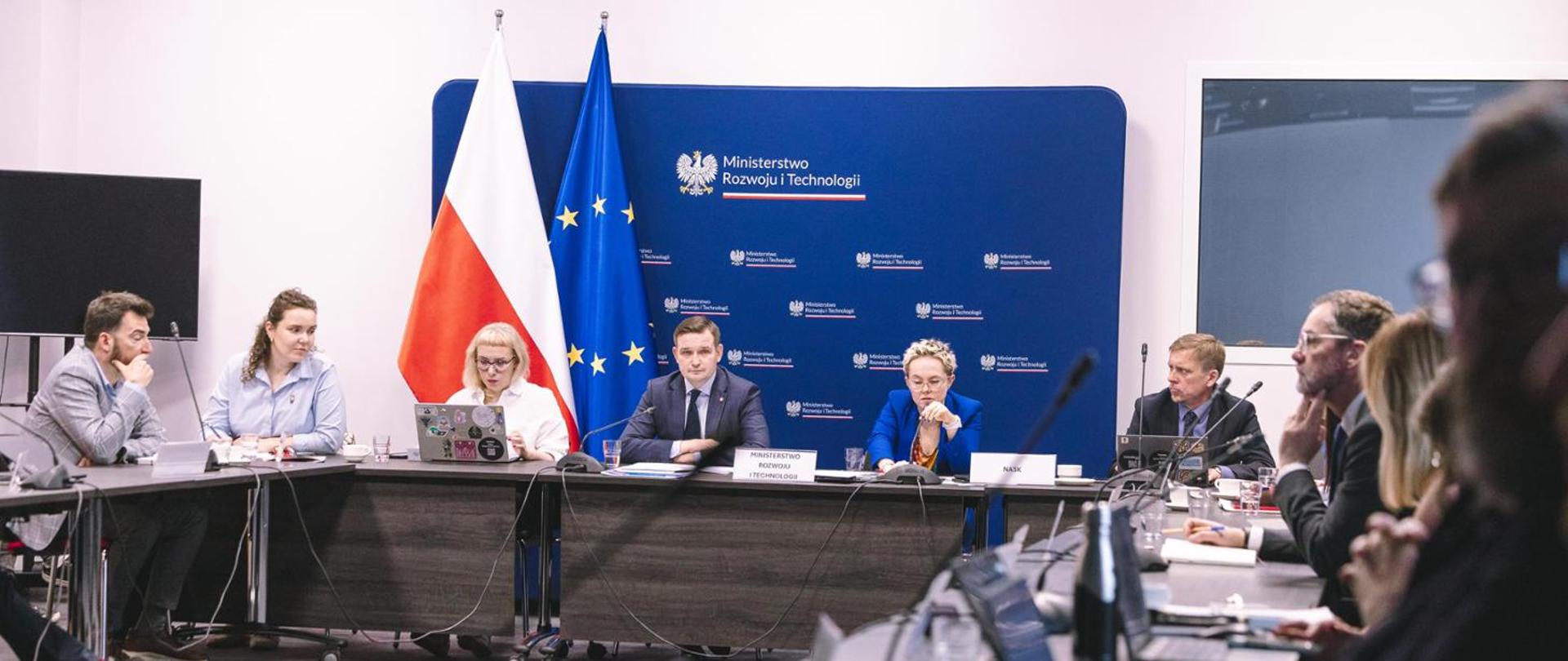 „Cyfrowy Biznes” to projekt, który ma wspierać sektor Małych i Średnich Przedsiębiorstw w obszarze cyfryzacji i cyberbezpieczeństwa. Jego założenia przedstawiono podczas „Okrągłego Stołu” z Radą Dialogu Społecznego w siedzibie MRIT.