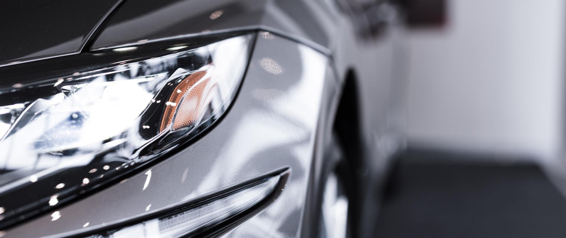 Na zdjęciu jest przód samochodu.