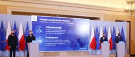 Minister Dworczyk, Minister Wąsik, Komendant Główny PSP nadbryg. Bartkowiak i druh Matczak z OSP na konferencji prasowej dot. Realizacji Narodowego Programu Szczepień przedstawiają zaangażowanie staży pożarnej 