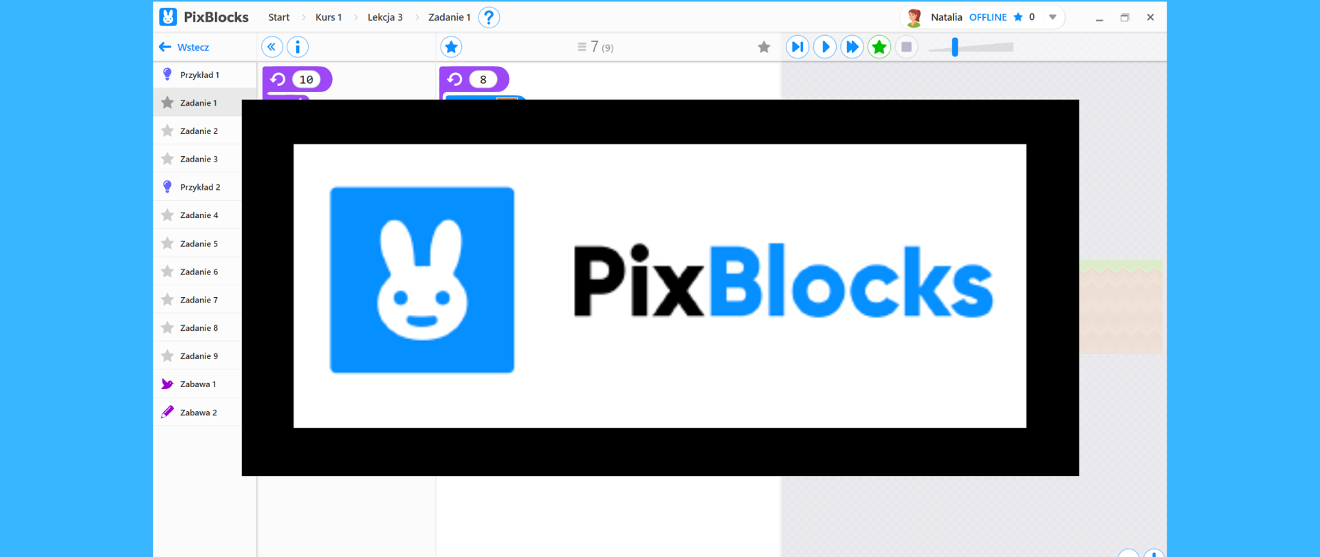 Grafika ma kolor niebieski. Na środku widnieje screen z aplikacji PixBlocks. Na środku tła widnieje czarna ramka z napisem na białym tle: "PixBlocks" i emotikona królika na niebieskim tle.