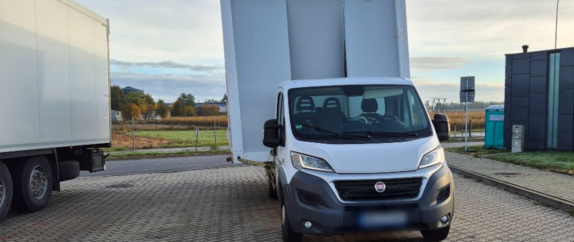 Kontrola lawety przewożącej nieodpowiednio zabezpieczony kontener biurowy