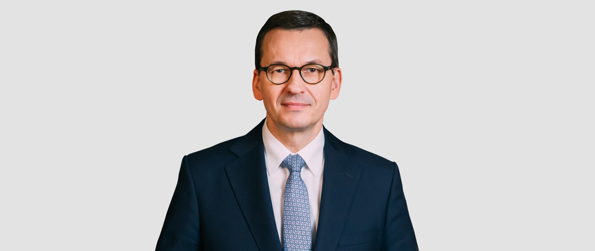 Zdjęcie przedstawia Premiera RP Mateusza Morawieckiego na białym tle.