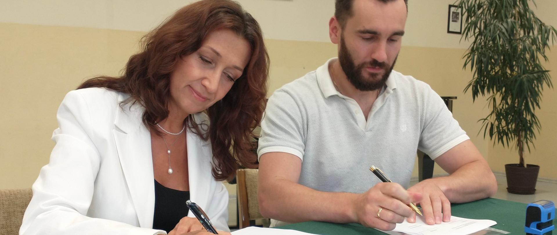 Na zdjęciu znajdują się Pani Dyrektor Anna Macheta oraz Prezes Zarządu firmy TM Grupa Budowlana Tomasz Skowronek