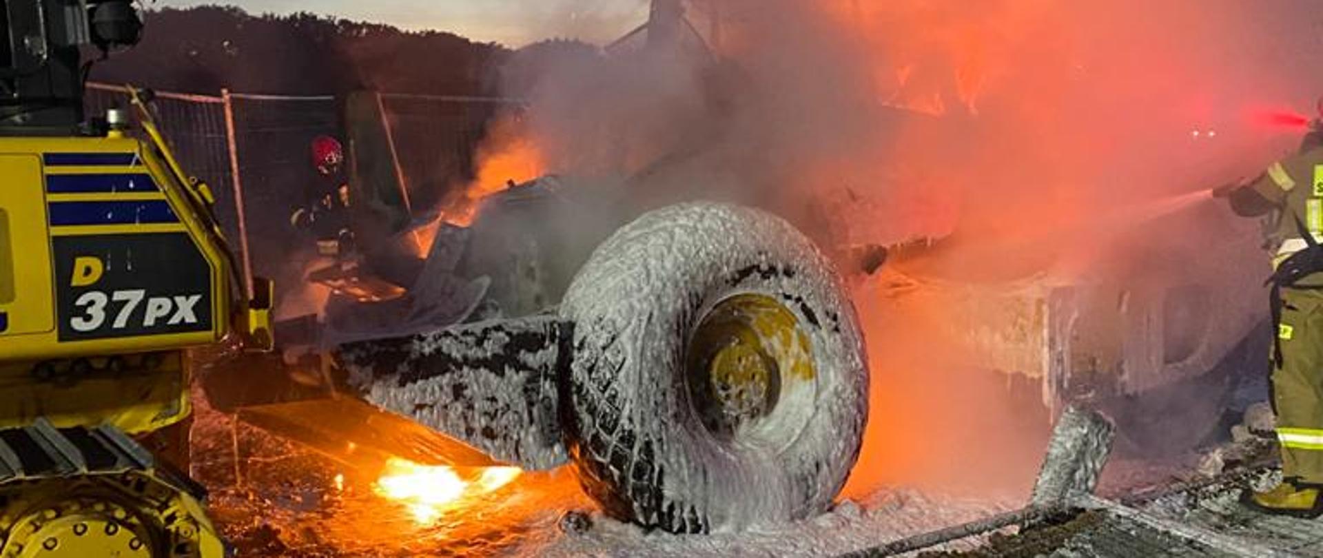 Pożar walca drogowego w Górze