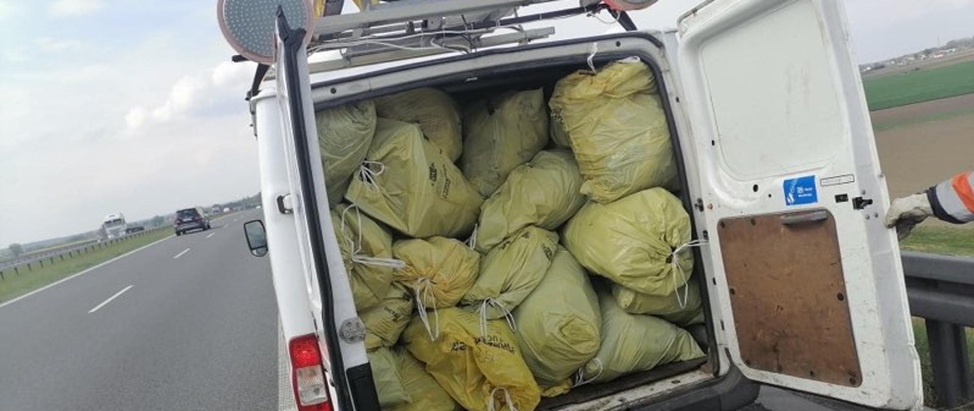 Droga ekspresowa S5, Rejon Wołów - pojazd służby drogowej wypełniony zebranymi śmieciami