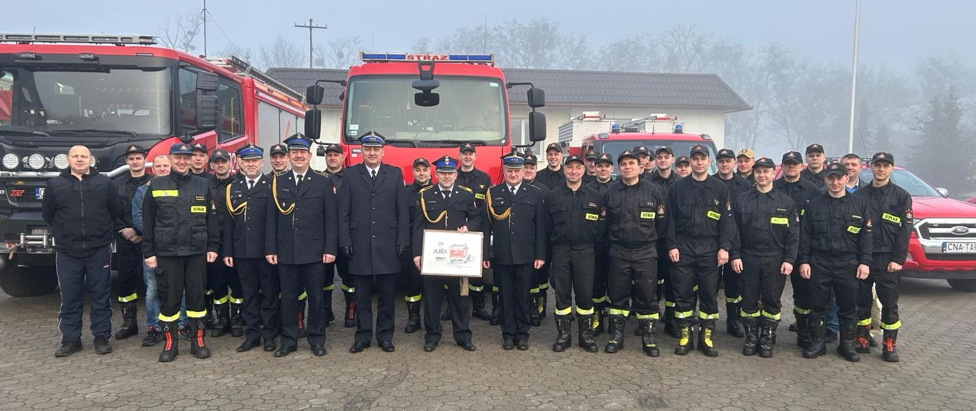 Na zdjęciu strażacy podczas uroczystej zbiórki