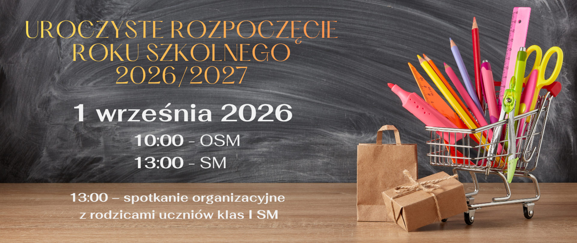 Tło stanowi zamazana szara tablica kredowa. Po prawej stronie na blacie stołu widnieją atrybuty szkolnego w mały wózku sklepowym, obok papierowa torebka i pakunek w formie prezentu. Plakat informuje o uroczystym rozpoczęciu roku szkolnego 2026/2027.