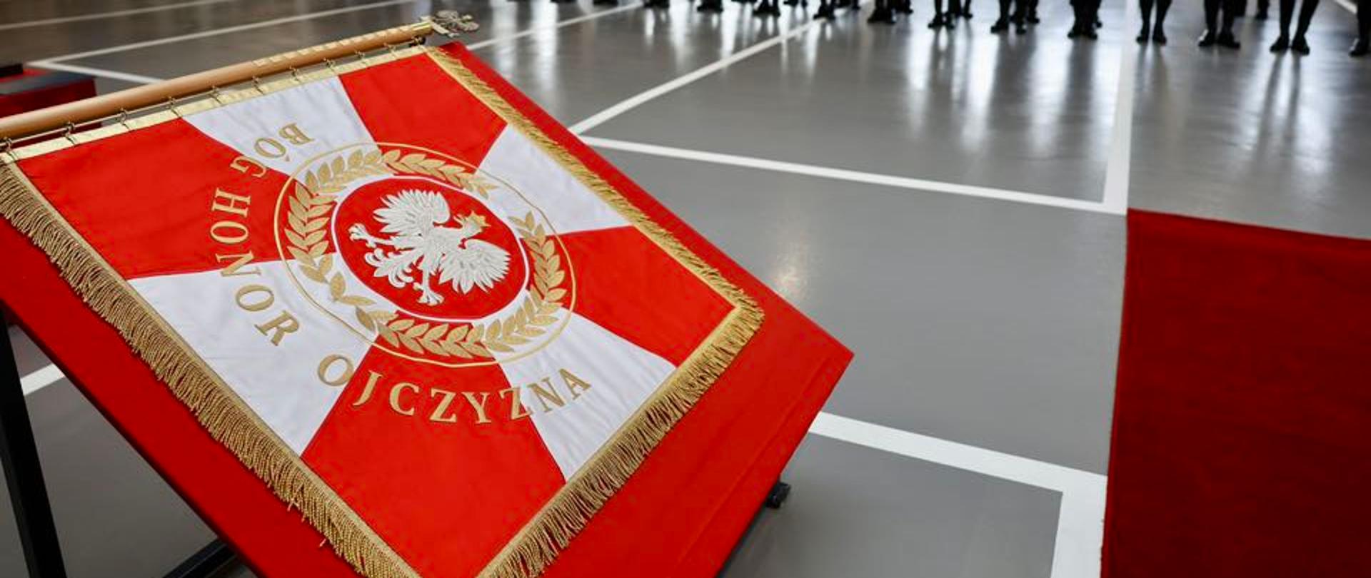 Na zdjęciu znajduje się nowy sztandar KP PSP w Wadowicach, a w oddali widać kompanie honorową województwa małopolskiego.